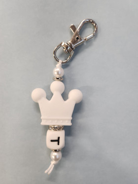 Avaimenperä, kruunu, kirjaimella