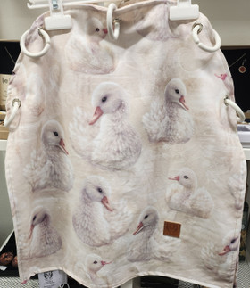 Vaunuverho renkailla, Little swans