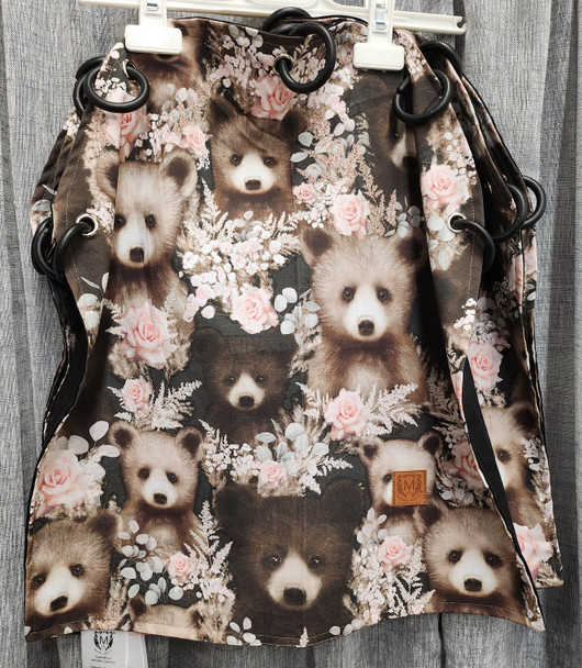 Vaunuverho renkailla, Ruusukarhu