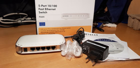 Viisi porttinen kytkin (Netgear)
