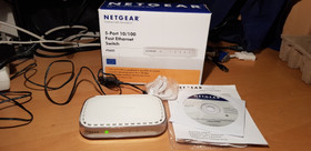 Viisi porttinen kytkin (Netgear)