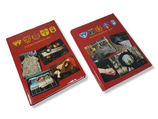 Kaksi poliisi kertoo kirjaa