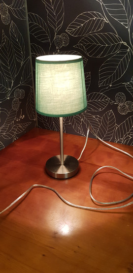 Pöytävalaisin jossa vihreä varjostin
