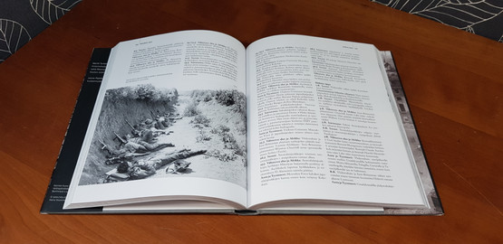 Kaikilla Rintamilla -kirja