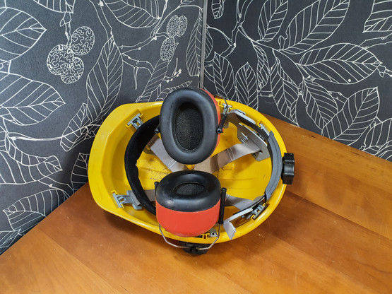 Kypärä kuulosuojaimilla