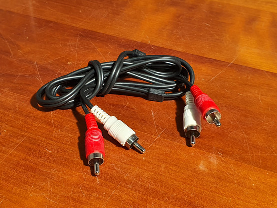 AUX -kaapeli 1,5 - 2,5 m (RCA)