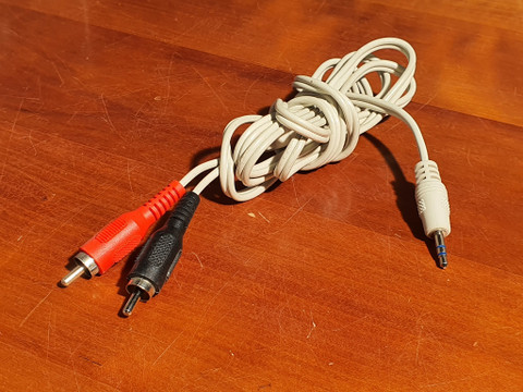 AUX -kaapeli 1,5 - 2,5 m (plug/RCA)
