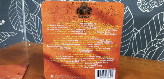 Forever Country -CD:t metallikotelossa