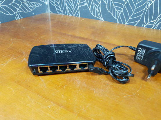 5 -porttinen kytkin (A-Link  WNA (L) 11n)