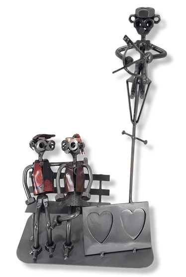 Metallinen taideteos (puiston penkki)