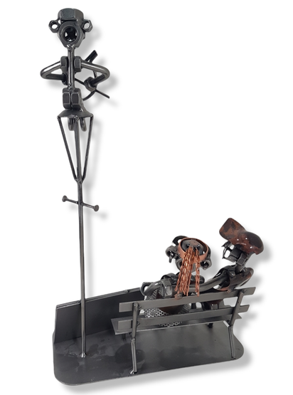 Metallinen taideteos (puiston penkki)