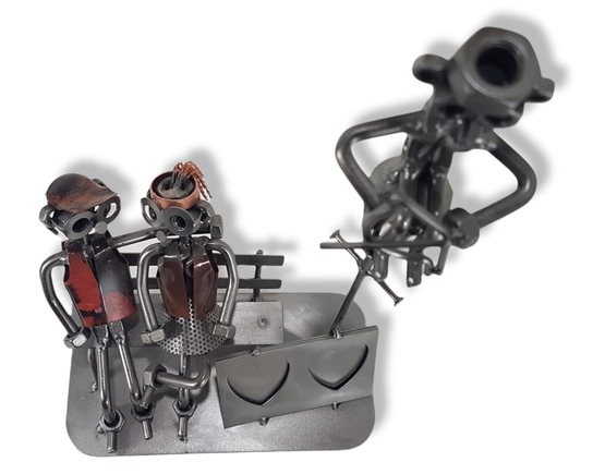 Metallinen taideteos (puiston penkki)