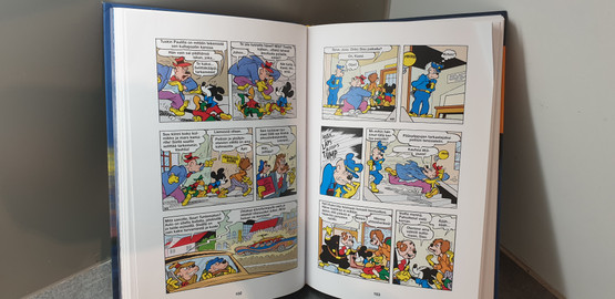 Aku Ankka - Rikoksen poluilla -kirja