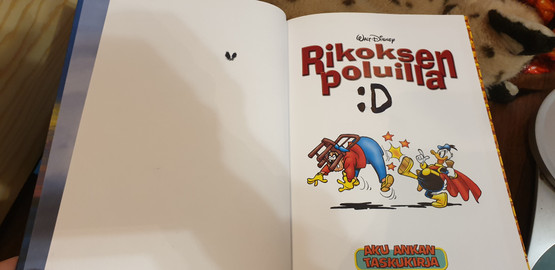 Aku Ankka - Rikoksen poluilla -kirja