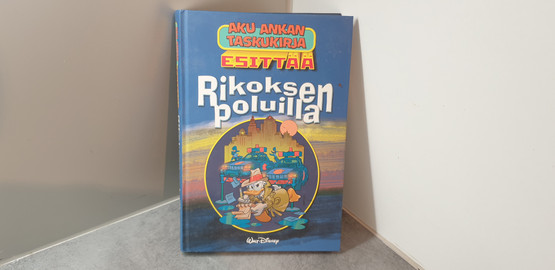 Aku Ankka - Rikoksen poluilla -kirja