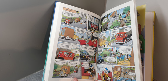 Aku Ankka -Rämäpäiset riippuliitäjät -kirja.