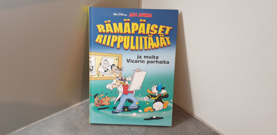 Aku Ankka -Rämäpäiset riippuliitäjät -kirja.