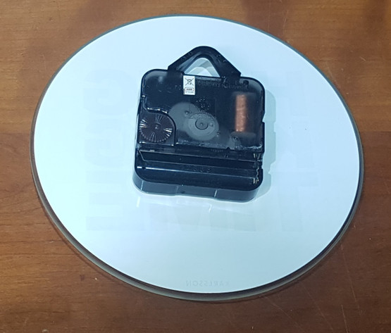 Seinäkello (Lasinen Karlsson Hong Kong Time seinäkello)