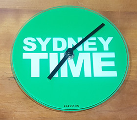 Seinäkello (Lasinen Karlsson Sydney Time seinäkello)