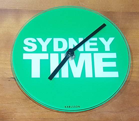 Seinäkello (Lasinen Karlsson Sydney Time seinäkello)