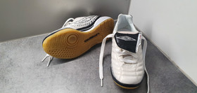 Sisäpelikengät, koko 35 (Umbro)