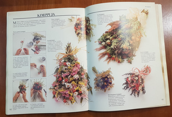 Kirja (Malcom Hillier & Colin Hilton. Suuri kuivakukkakirja - Kuivakukkia ja muita kuivattuja kasveja)
