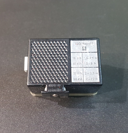 Filmikamera (Agfa Iso-Rapid I ja salama)