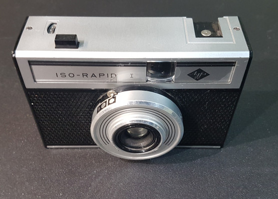 Filmikamera (Agfa Iso-Rapid I ja salama)