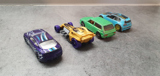 Neljä pikkuautoa (Hot Wheels) #4