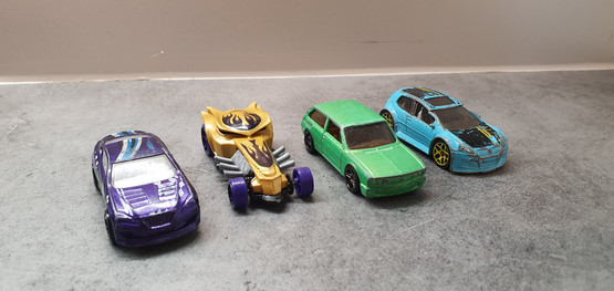 Neljä pikkuautoa (Hot Wheels) #4