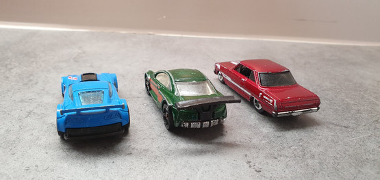 Kolme pikkuautoa (Hot Wheels) 