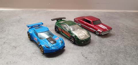 Kolme pikkuautoa (Hot Wheels) 