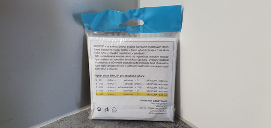 Akustisen kitaran kielet (Sirius S-450)