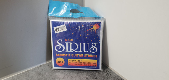 Akustisen kitaran kielet (Sirius S-450)