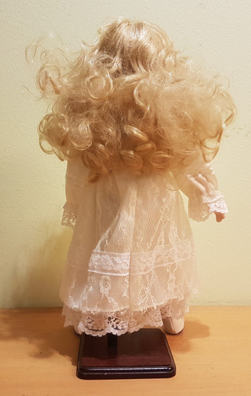 Nukke (Nukke hääpuvussa)