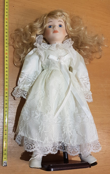 Nukke (Nukke hääpuvussa)