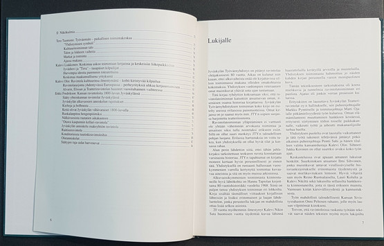 Kirja (Kansankahvilasta Pesiaaliin - 80 vuotta JTY:n ravintoloita)