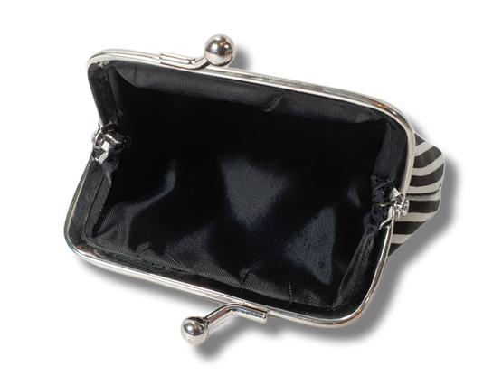 Pieni kukkaro (mustavalkoinen)