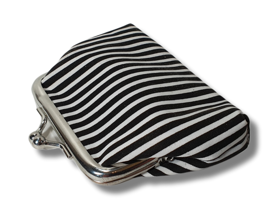 Pieni kukkaro (mustavalkoinen)