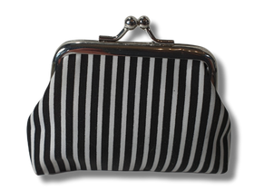 Pieni kukkaro (mustavalkoinen)