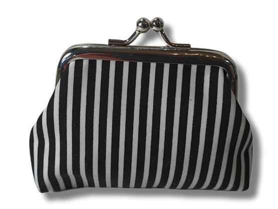 Pieni kukkaro (mustavalkoinen)