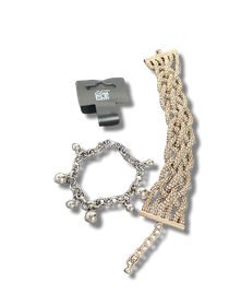 Kaksi rannekorua (Complement)