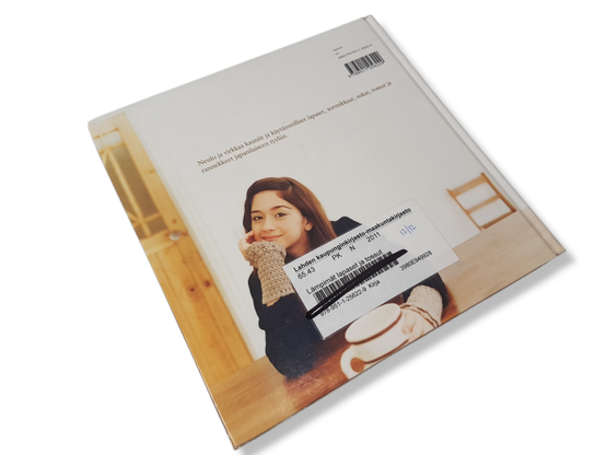 Kierrätyskirja (Lämpimät lapaset ja tossut - Neulo ja virkkaa kauniit ja käytännölliset lapaset, sormikkaat, sukat, tossut ja rannekkeet japanilaiseen tyyliin)