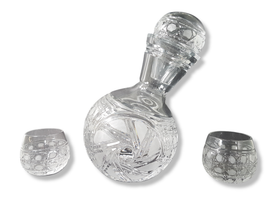 Korkillinen karahvi ja kaksi lasia