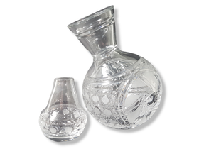 Korkillinen karahvi ja kaksi lasia