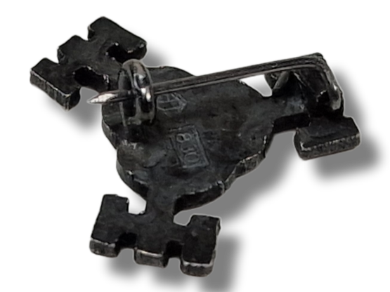 Pieni pinssi 830 leimalla