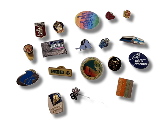 18 kpl sekalaista pinssiä / merkkiä