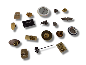 18 kpl sekalaista pinssiä / merkkiä