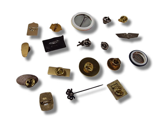 18 kpl sekalaista pinssiä / merkkiä