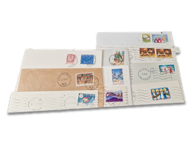 Joulupostimerkkejä kuorissa